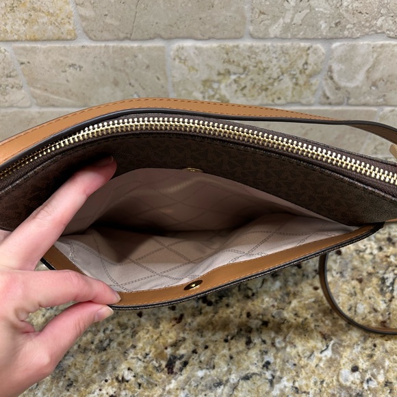 🛑 SOLD 🛑 Michael Kors crossbody, adjustable strap. EXCELLENT condition. - Picture 6 of 15